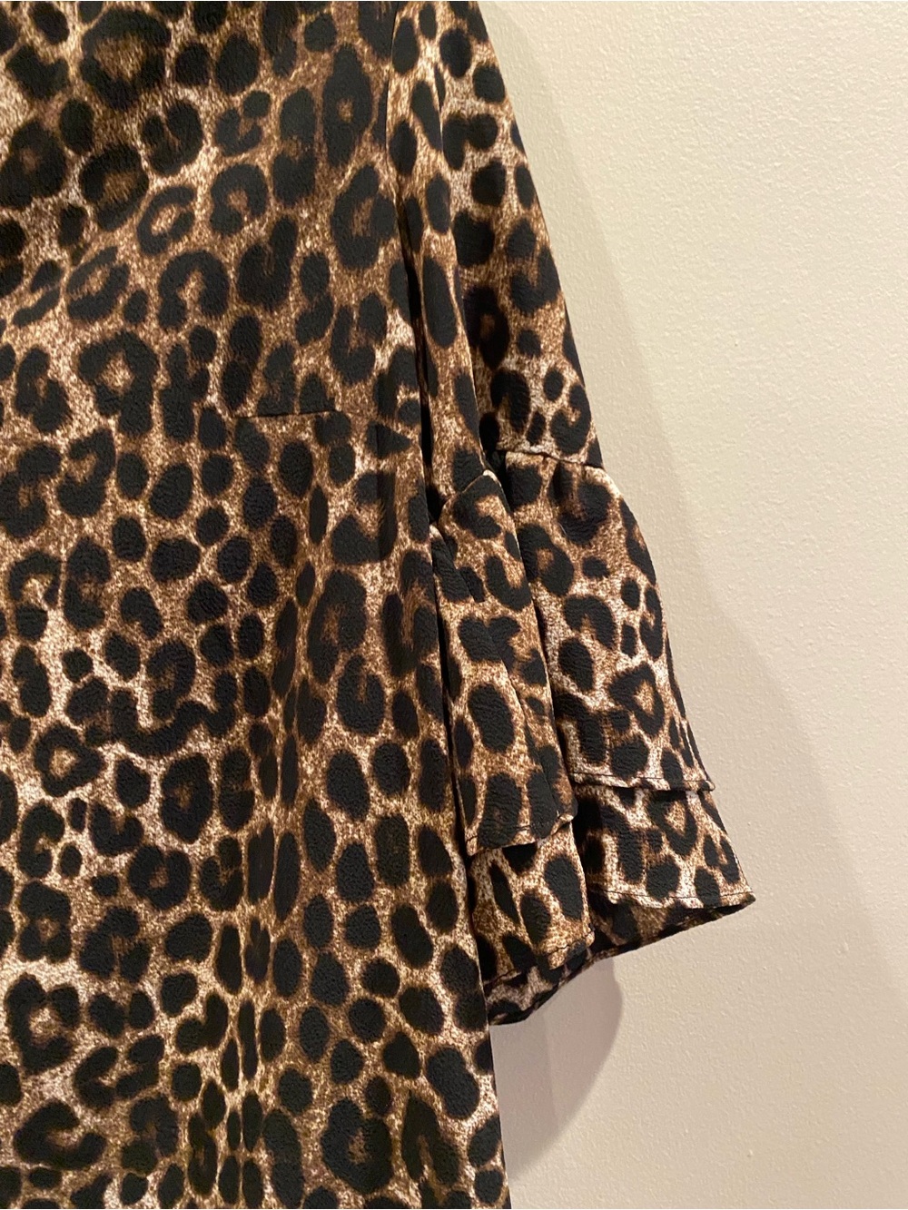 Michael Kors Leopard Print V-Neck Blouse with Tiered Bell Sleeves. Size Small - Picture 4 of 6